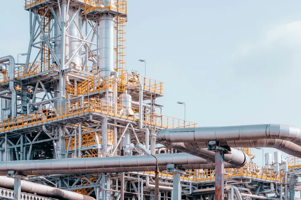 Estructuras, plataformas y tuberías de una planta industrial al aire libre.